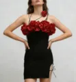 Vestido corto negro con detalles de rosas rojas 3D en el busto, cuello halter y abertura. - S / Vestidos / Rojo