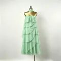 Minzgrünes Chiffon trägerloses Maxikleid Detail, gestuftes Rüschen-Design mit elegantem Band. - S / Grün