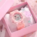 Orologio digitale rosa trasparente e set regalo bracciale gatto dettaglio vista. - Set Orologio Sportivo Trasparente / Rosa