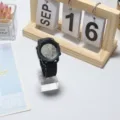 Vista dettagliata dell'orologio sportivo digitale nero con display a coniglio, ideale per studenti. - Motivo a coniglio / 40mm / Cinturino Nero Quadrante Nero