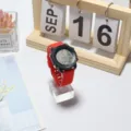 Primo piano di un orologio sportivo digitale rosso con display digitale a forma di coniglio. - Motivo a coniglio / 40mm / Cinturino Rosso Quadrante Nero
