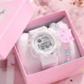 Orologio elettronico trasparente con braccialetto gatto in confezione rosa, vista dettagliata. - Set Orologio Sportivo Trasparente / Bianco