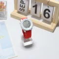Vista dettagliata del simpatico orologio digitale per bambini con cinturino rosso. - Motivo a coniglio / 40mm / Cinturino Rosso Quadrante Bianco