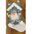 Großer Weihnachtssocke Feiertagsdeko mit süßem Zwerg Plüsch und Strickstoff Design. - Blauer Weihnachtsmann