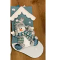 Große Weihnachtssocke Dekoration blaues Strickdesign mit niedlichem Plüschschneemann und Dach. - Blauer Schneemann