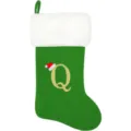 Grüner Weihnachtsstrumpf aus Samt mit glitzerndem Buchstaben Q und Weihnachtsmütze. - Buchstabe Q / Grün