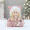 Bambola di peluche rosa giocattolo natalizio con cappello di pelliccia, decorazione 24cm. - Ragazza Seduta (XT54008 B) / Altezza 24cm