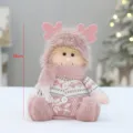 Bambola natalizia in peluche rosa con corna di renna, morbido maglione e grazioso decoro. - Ragazzo Seduto (XT54008 A) / Altezza 24cm