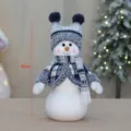 Poupée bonhomme de neige décorative bleue de Noël en tissu avec bonnet et écharpe pour déco de table - Bonhomme de Neige Plaid Bleu (YH239907 B)