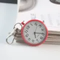 Vue détaillée de montre de poche à quartz rouge avec chiffres clairs et clip porte-clés. - Rouge Vif (P72016)