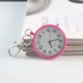 Gros plan d'une montre de poche à quartz rose avec mousqueton et cadran à chiffres clairs. - Rose Rouge (P72016)