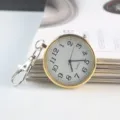 Gros plan détail de montre de poche quartz en métal portable avec anneau clé et cadran blanc. - Or (P72016)