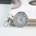 Vue rapprochée d'une montre de poche à quartz portable avec porte-clés et cadran à chiffres clairs. - Acier Blanc (P72016)