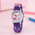 Primo piano dell'orologio al quarzo per bambini con cinturino in silicone viola a farfalla 3D. - Farfalla Viola
