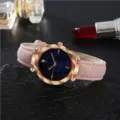 Nahaufnahme einer glamourösen Sternenhimmel-Quarzuhr mit rosafarbenem Lederarmband. - Rosa Blaues Gesicht