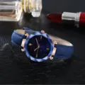 Modische Damenuhr mit blauem Sternenhimmel-Zifferblatt, Roségoldgehäuse und Lederarmband. - Blaues Gehäuse Blaues Zifferblatt