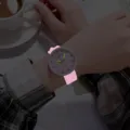 Dettaglio in primo piano dell'orologio al quarzo luminoso in silicone con cassa a forma di pesce. - Rosa