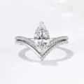 Gros plan détaillé de la magnifique bague en moissainite marquise avec des anneaux en V. - Taille 5 / Ensemble deux pièces / Or blanc