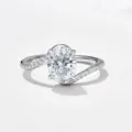 Gros plan détaillé de la bague élégante en argent S925 avec moissanite ovale et pavage. - Taille 5 / Bague principale