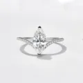 Détail de bague en moissanite marquise, anneau V pavé délicat, finition argentée élégante. - Taille 5 / Bague principale / Or blanc
