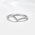 Bague empilable en argent sterling S925 en V avec moissanite vue de détail, éclat élégant. - Taille 5 / Bague d'accompagnement
