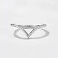 Gros plan sur la bague en argent S925 en forme de V avec des pierres de moissanite scintillantes. - Taille 5 / Bague d'accompagnement / Or blanc