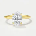 Détail exquis d'une bague en moissonite taille ovale avec éclat brillant en argent doré. - Taille 5 / Bague principale
