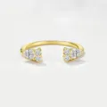 Gros plan détaillé de la bague ouverte en argent 925 et moissanite, avec de délicates pierres. - Taille 5 / Bague d'accompagnement