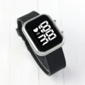 Detailansicht der minimalistischen quadratischen LED Digitaluhr mit schwarzem Silikonarmband. - Silbergehäuse Schwarz