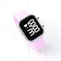 Rosa quadratische LED Digitaluhr mit Silikonarmband, modernes elektronisches Uhrenmodell. - Silbernes Gehäuse Hellviolettes Armband
