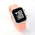 Detailansicht der rosafarbenen Silikon LED Digitaluhr mit modernem quadratischem Display. - Silbernes Gehäuse Hellrosa Armband