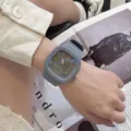 Graue Silikon Quarzuhren Detailansicht, weiches Armband, modernes quadratisches Zifferblatt. - Grau