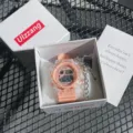 Transparente rosa digitale Sportuhr für Mädchen mit Geschenkbox und Metallkettenzubehör. - Nur Uhr / Rosa