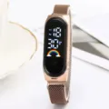 Montre numérique LED avec bracelet milanais magnétique en or rose et affichage arc-en-ciel. - Or rose