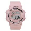 Gros plan détaillé de la montre de sport électronique rose avec cadran numérique et bracelet. - Rose Sakura