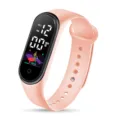 Rosa digitale LED Sportuhr für Kinder mit Silikonarmband und einem modernen Touchscreen. - Hellrosa
