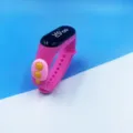 Rosa LED Sportuhr für Kinder, Silikonarmband Digitaluhr, stylisches Frucht-Design Variante. - Eis am Stiel Stil / Rosa