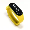 LED Touch Elektronikuhr Detailansicht, gelbes Silikonarmband, helle weiße Zeitanzeige. - Gelb