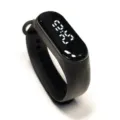 Detailansicht einer eleganten schwarzen Silikon LED Touch Sport Armbanduhr mit digitaler Anzeige. - Schwarz