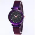 Lila Damen Sternenhimmel Quarzuhr mit magnetischem Mesh-Armband und facettiertem Zifferblatt. - Lila