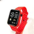 Student Sport Digitaluhr mit rotem Silikon Locharmband und quadratischem LED Display Bildschirm. - Retro Kupfer
