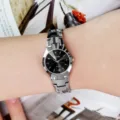 Damen Quarzuhr mit Wolframstahlfarbenem Armband und schwarzem Zifferblatt Kalender Hauptbild. - Kalender Schwarzes Zifferblatt Damen