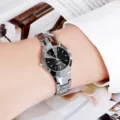 Damen Quarzarmbanduhr mit Metallarmband und schwarzem Zifferblatt, elegantes Accessoire. - Schwarzes Zifferblatt Damen