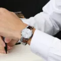 Klassische Edelstahl Quarzuhr mit weißem Zifferblatt und elegantem Metallarmband für Herren. - Kalender Weißes Zifferblatt Herren