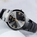 Elegante schwarze Keramik Quarzuhr mit goldenen römischen Ziffern und funkelnden Strasssteinen. - Wolfram-Stil Herren