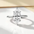 Gros plan détaillé d'un anneau solitaire en moissanite taille marquise de 2 carats brill. - Taille 4 / Blanc