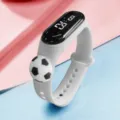 Kinder Silikon Digitaluhr mit Fußball Dekor, einfache Sport Armband für Jungen Mädchen. - Hellgrau