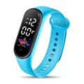 Kinder digitale LED Sportuhr mit hellblauem Silikonarmband und klarem Display. - Himmelblau