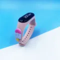Kinder LED elektronische Sportuhr mit süßem Eiskugel Charm pinkes Silikonband digitale Anzeige - Eis am Stiel Stil / Hautfarben