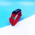 Rote Silikon M3 LED Digitaluhr mit süßem Apfelanhänger, trendiges Geschenk für Kinder. - Apfel Stil / Rot